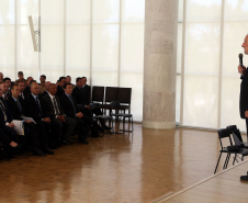 O governador em exercício Darci Piana participou nesta sexta-feira (8) da solenidade de encerramento do estágio de capacitação de policiais em segurança de dignitários. O curso, que começou em fevereiro deste ano, teve o objetivo de aperfeiçoar policiais do Paraná, Mato Grosso do Sul e Distrito Federal que atuam na segurança de autoridades. A cerimônia ocorreu no Palácio Iguaçu, em Curitiba.Foto Gilson Abreu/ANPr