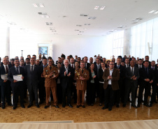 O governador em exercício Darci Piana participou nesta sexta-feira (8) da solenidade de encerramento do estágio de capacitação de policiais em segurança de dignitários. O curso, que começou em fevereiro deste ano, teve o objetivo de aperfeiçoar policiais do Paraná, Mato Grosso do Sul e Distrito Federal que atuam na segurança de autoridades. A cerimônia ocorreu no Palácio Iguaçu, em Curitiba.Foto Gilson Abreu/ANPr