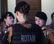 O 12º Batalhão da Polícia Militar do Paraná decidiu manter o efetivo que atende a área central de Curitiba exclusivamente feminino, nesta sexta-feira, 8 de Março. O policiamento de radiopatrulha é feito por mulheres. A iniciativa busca valorizá-las. Todas as policiais da unidade, tanto do serviço operacional quando do administrativo se reuniram as 6 horas no batalhão e, desde então, estão nas ruas do centro da capital atendendo ocorrências. Curitiba, 08/03/2019 - Foto: Soldado Priscila Carvalho