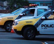 O 12º Batalhão da Polícia Militar do Paraná decidiu manter o efetivo que atende a área central de Curitiba exclusivamente feminino, nesta sexta-feira, 8 de Março. O policiamento de radiopatrulha é feito por mulheres. A iniciativa busca valorizá-las. Todas as policiais da unidade, tanto do serviço operacional quando do administrativo se reuniram as 6 horas no batalhão e, desde então, estão nas ruas do centro da capital atendendo ocorrências. Curitiba, 08/03/2019 - Foto: Soldado Priscila Carvalho