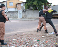 O 12º Batalhão da Polícia Militar do Paraná decidiu manter o efetivo que atende a área central de Curitiba exclusivamente feminino, nesta sexta-feira, 8 de Março. O policiamento de radiopatrulha é feito por mulheres. A iniciativa busca valorizá-las. Todas as policiais da unidade, tanto do serviço operacional quando do administrativo se reuniram as 6 horas no batalhão e, desde então, estão nas ruas do centro da capital atendendo ocorrências. Curitiba, 08/03/2019 - Foto: Soldado Priscila Carvalho