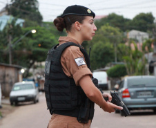 O 12º Batalhão da Polícia Militar do Paraná decidiu manter o efetivo que atende a área central de Curitiba exclusivamente feminino, nesta sexta-feira, 8 de Março. O policiamento de radiopatrulha é feito por mulheres. A iniciativa busca valorizá-las. Todas as policiais da unidade, tanto do serviço operacional quando do administrativo se reuniram as 6 horas no batalhão e, desde então, estão nas ruas do centro da capital atendendo ocorrências. Curitiba, 08/03/2019 - Foto: Soldado Priscila Carvalho