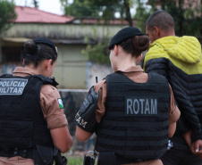 O 12º Batalhão da Polícia Militar do Paraná decidiu manter o efetivo que atende a área central de Curitiba exclusivamente feminino, nesta sexta-feira, 8 de Março. O policiamento de radiopatrulha é feito por mulheres. A iniciativa busca valorizá-las. Todas as policiais da unidade, tanto do serviço operacional quando do administrativo se reuniram as 6 horas no batalhão e, desde então, estão nas ruas do centro da capital atendendo ocorrências. Curitiba, 08/03/2019 - Foto: Soldado Priscila Carvalho