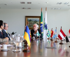 O governador em exercício Darci Piana se reuniu nesta sexta-feira (8) com 13 cônsules de países da Europa, Ásia e das Américas. A reunião no Palácio Iguaçu também contou com a participação do Chefe do Escritório de Representação do Ministério das Relações Exteriores no Paraná, embaixador Igor Kipman. Curitiba, 08/03/2019. Foto: Gilson Abreu/ANPr