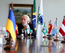 O governador em exercício Darci Piana se reuniu nesta sexta-feira (8) com 13 cônsules de países da Europa, Ásia e das Américas. A reunião no Palácio Iguaçu também contou com a participação do Chefe do Escritório de Representação do Ministério das Relações Exteriores no Paraná, embaixador Igor Kipman. Curitiba, 08/03/2019. Foto: Gilson Abreu/ANPr