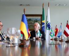 O governador em exercício Darci Piana se reuniu nesta sexta-feira (8) com 13 cônsules de países da Europa, Ásia e das Américas. A reunião no Palácio Iguaçu também contou com a participação do Chefe do Escritório de Representação do Ministério das Relações Exteriores no Paraná, embaixador Igor Kipman. Curitiba, 08/03/2019. Foto: Gilson Abreu/ANPr