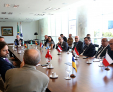 O governador em exercício Darci Piana se reuniu nesta sexta-feira (8) com 13 cônsules de países da Europa, Ásia e das Américas. A reunião no Palácio Iguaçu também contou com a participação do Chefe do Escritório de Representação do Ministério das Relações Exteriores no Paraná, embaixador Igor Kipman. Curitiba, 08/03/2019. Foto: Gilson Abreu/ANPr