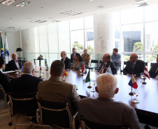 O governador em exercício Darci Piana se reuniu nesta sexta-feira (8) com 13 cônsules de países da Europa, Ásia e das Américas. A reunião no Palácio Iguaçu também contou com a participação do Chefe do Escritório de Representação do Ministério das Relações Exteriores no Paraná, embaixador Igor Kipman. Curitiba, 08/03/2019. Foto: Gilson Abreu/ANPr