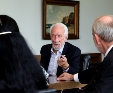 O governador em exercício Darci Piana se reuniu nesta sexta-feira (8) com 13 cônsules de países da Europa, Ásia e das Américas. A reunião no Palácio Iguaçu também contou com a participação do Chefe do Escritório de Representação do Ministério das Relações Exteriores no Paraná, embaixador Igor Kipman. Curitiba, 08/03/2019. Foto: Gilson Abreu/ANPr