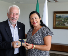 O governador em exercício Darci Piana se reuniu nesta sexta-feira (8) com 13 cônsules de países da Europa, Ásia e das Américas. A reunião no Palácio Iguaçu também contou com a participação do Chefe do Escritório de Representação do Ministério das Relações Exteriores no Paraná, embaixador Igor Kipman. Curitiba, 08/03/2019. Foto: Gilson Abreu/ANPr