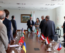 O governador em exercício Darci Piana se reuniu nesta sexta-feira (8) com 13 cônsules de países da Europa, Ásia e das Américas. A reunião no Palácio Iguaçu também contou com a participação do Chefe do Escritório de Representação do Ministério das Relações Exteriores no Paraná, embaixador Igor Kipman. Curitiba, 08/03/2019. Foto: Gilson Abreu/ANPr