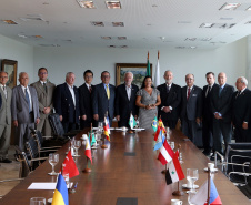 O governador em exercício Darci Piana se reuniu nesta sexta-feira (8) com 13 cônsules de países da Europa, Ásia e das Américas. A reunião no Palácio Iguaçu também contou com a participação do Chefe do Escritório de Representação do Ministério das Relações Exteriores no Paraná, embaixador Igor Kipman. Curitiba, 08/03/2019. Foto: Gilson Abreu/ANPr