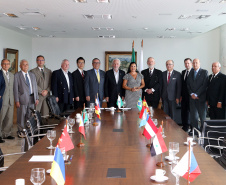 O governador em exercício Darci Piana se reuniu nesta sexta-feira (8) com 13 cônsules de países da Europa, Ásia e das Américas. A reunião no Palácio Iguaçu também contou com a participação do Chefe do Escritório de Representação do Ministério das Relações Exteriores no Paraná, embaixador Igor Kipman. Curitiba, 08/03/2019. Foto: Gilson Abreu/ANPr
