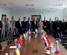 O governador em exercício Darci Piana se reuniu nesta sexta-feira (8) com 13 cônsules de países da Europa, Ásia e das Américas. A reunião no Palácio Iguaçu também contou com a participação do Chefe do Escritório de Representação do Ministério das Relações Exteriores no Paraná, embaixador Igor Kipman. Curitiba, 08/03/2019. Foto: Gilson Abreu/ANPr