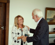 O governador em exercício Darci Piana recebeu nesta sexta-feira (8) a nova diretoria do Conselho Regional dos Representantes Comerciais do Paraná (Core-PR). O presidente da entidade, Paulo Nauiack, e os novos conselheiros tomaram posse em fevereiro deste ano para o quadriênio 2019-2022. Foto: Camila Tonett