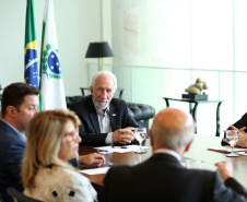 O governador em exercício Darci Piana recebeu nesta sexta-feira (8) a nova diretoria do Conselho Regional dos Representantes Comerciais do Paraná (Core-PR). O presidente da entidade, Paulo Nauiack, e os novos conselheiros tomaram posse em fevereiro deste ano para o quadriênio 2019-2022. Foto: Camila Tonett