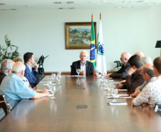 O governador em exercício Darci Piana recebeu nesta sexta-feira (8) a nova diretoria do Conselho Regional dos Representantes Comerciais do Paraná (Core-PR). O presidente da entidade, Paulo Nauiack, e os novos conselheiros tomaram posse em fevereiro deste ano para o quadriênio 2019-2022. Foto: Camila Tonett