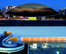 Quem for ao Museu Oscar Niemeyer nesta quarta-feira (13), dia da semana com entrada sempre gratuita, poderá participar de uma programação especial e aproveitar a oportunidade para visitar exposições que encerram no domingo (17). As atividades são preparadas pela equipe do Educativo do museu. Foto:Guilherme Pupo