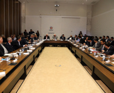 Reunião do secretariado coordenada pelo vice-governador Darci Piana. O secretário de Saúde, Beto Preto, esclareceu na reunião que o Paraná não vive momento de surto ou epidemia de qualquer doença, mas que é preciso reforçar a vacinação nas áreas de risco contra febre amarela, principalmente na região do Litoral.  Curitiba,  12/03/2019  -  Foto: Gilson Abreu/ANPr