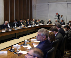O agronegócio paranaense representa 33% do PIB do Estado, emprega 840 mil pessoas e é responsável por 70% das exportações, algo em torno de US$ 14 bilhões por ano, segundo apresentação feita pelo secretário da Agricultura e Abastecimento, Norberto Ortigara, na reunião de secretariado desta terça-feira (12).  -  Curitiba, 12/03/2019  -  Foto: Gilson Abreu/ANPr