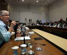 O agronegócio paranaense representa 33% do PIB do Estado, emprega 840 mil pessoas e é responsável por 70% das exportações, algo em torno de US$ 14 bilhões por ano, segundo apresentação feita pelo secretário da Agricultura e Abastecimento, Norberto Ortigara, na reunião de secretariado desta terça-feira (12).  -  Curitiba, 12/03/2019  -  Foto: Gilson Abreu/ANPr