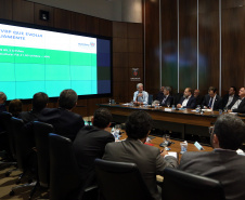 O agronegócio paranaense representa 33% do PIB do Estado, emprega 840 mil pessoas e é responsável por 70% das exportações, algo em torno de US$ 14 bilhões por ano, segundo apresentação feita pelo secretário da Agricultura e Abastecimento, Norberto Ortigara, na reunião de secretariado desta terça-feira (12).  -  Curitiba, 12/03/2019  -  Foto: Gilson Abreu/ANPr