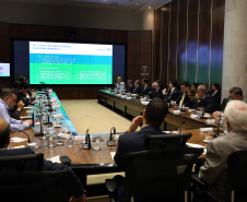 O agronegócio paranaense representa 33% do PIB do Estado, emprega 840 mil pessoas e é responsável por 70% das exportações, algo em torno de US$ 14 bilhões por ano, segundo apresentação feita pelo secretário da Agricultura e Abastecimento, Norberto Ortigara, na reunião de secretariado desta terça-feira (12).  -  Curitiba, 12/03/2019  -  Foto: Gilson Abreu/ANPr