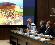 O agronegócio paranaense representa 33% do PIB do Estado, emprega 840 mil pessoas e é responsável por 70% das exportações, algo em torno de US$ 14 bilhões por ano, segundo apresentação feita pelo secretário da Agricultura e Abastecimento, Norberto Ortigara, na reunião de secretariado desta terça-feira (12).  -  Curitiba, 12/03/2019  -  Foto: Gilson Abreu/ANPr