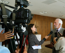 O Governo do Paraná elaborou um projeto de lei que institucionaliza o Programa de Compliance e Integridade na administração pública estadual. A mensagem foi entregue nesta terça-feira (12) ao deputado Hussein Bakri, líder do governo, que encaminhará a proposta na Assembleia Legislativa.  -  Curitiba, 12/03/2019  -  Foto: Gilson Abreu/ANPr