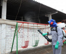 Em uma semana, os casos de dengue confirmados no Paraná passaram de 798 para 962. O secretário de Estado da Saúde, Beto Preto, lembra que o Governo do Estado, junto com os municípios, vem intensificando os trabalhos de combate ao mosquito transmissor da doença. “No entanto, reafirmamos a importância do envolvimento da população nesse trabalho”, enfatiza o secretário.Foto: Venilton Küchler/Arquivo-SESA