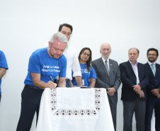 O governador Carlos Massa Ratinho Junior empossa a nova diretoria do Instituto de Tecnologia do Paraná (Tecpar). Tomam posse como diretor-presidente do Tecpar, Fabio Cammarota; diretora comercial, Danielle Portela; o diretor de Desenvolvimento Tecnológico e Inovação, Rafael Rodrigues; e diretor de Administração e Finanças, Arnaldo da Fonseca. Foto: Rodrigo Félix Leal/ANPr