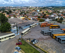 A Coordenação da Região Metropolitana de Curitiba (Comec) e a Viação Santo Ângelo, de Colombo, acabam de lançar um projeto-piloto para utilização de um novo modelo de ônibus multimodal, um veículo capaz de operar linhas comuns, aquelas com embarque convencional pelo lado direito dos ônibus, e ainda as linhas tipo Ligeirinho, com embarque em estações-tubo ou plataformas nos terminais. Colombo, 13/03/2019.
Foto: Maurilio Cheli/ANPr