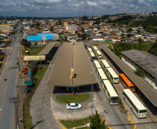 A Coordenação da Região Metropolitana de Curitiba (Comec) e a Viação Santo Ângelo, de Colombo, acabam de lançar um projeto-piloto para utilização de um novo modelo de ônibus multimodal, um veículo capaz de operar linhas comuns, aquelas com embarque convencional pelo lado direito dos ônibus, e ainda as linhas tipo Ligeirinho, com embarque em estações-tubo ou plataformas nos terminais. Colombo, 13/03/2019.
Foto: Maurilio Cheli/ANPr