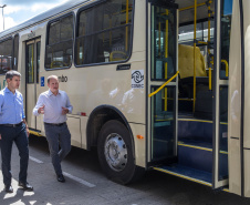 A Coordenação da Região Metropolitana de Curitiba (Comec) e a Viação Santo Ângelo, de Colombo, acabam de lançar um projeto-piloto para utilização de um novo modelo de ônibus multimodal, um veículo capaz de operar linhas comuns, aquelas com embarque convencional pelo lado direito dos ônibus, e ainda as linhas tipo Ligeirinho, com embarque em estações-tubo ou plataformas nos terminais. Colombo, 13/03/2019.
Foto: Maurilio Cheli/ANPr