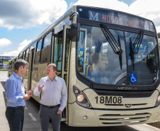 A Coordenação da Região Metropolitana de Curitiba (Comec) e a Viação Santo Ângelo, de Colombo, acabam de lançar um projeto-piloto para utilização de um novo modelo de ônibus multimodal, um veículo capaz de operar linhas comuns, aquelas com embarque convencional pelo lado direito dos ônibus, e ainda as linhas tipo Ligeirinho, com embarque em estações-tubo ou plataformas nos terminais. Colombo, 13/03/2019.
Foto: Maurilio Cheli/ANPr