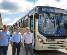 A Coordenação da Região Metropolitana de Curitiba (Comec) e a Viação Santo Ângelo, de Colombo, acabam de lançar um projeto-piloto para utilização de um novo modelo de ônibus multimodal, um veículo capaz de operar linhas comuns, aquelas com embarque convencional pelo lado direito dos ônibus, e ainda as linhas tipo Ligeirinho, com embarque em estações-tubo ou plataformas nos terminais. Colombo, 13/03/2019.
Foto: Maurilio Cheli/ANPr