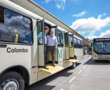 A Coordenação da Região Metropolitana de Curitiba (Comec) e a Viação Santo Ângelo, de Colombo, acabam de lançar um projeto-piloto para utilização de um novo modelo de ônibus multimodal, um veículo capaz de operar linhas comuns, aquelas com embarque convencional pelo lado direito dos ônibus, e ainda as linhas tipo Ligeirinho, com embarque em estações-tubo ou plataformas nos terminais. Colombo, 13/03/2019.
Foto: Maurilio Cheli/ANPr