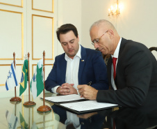 O governador Carlos Massa Ratinho Júnior e o embaixador de Israel no Brasil, Yossi Shelley, assinaram nesta quarta-feira (13) um protocolo de intenções nas áreas de ciência e tecnologia, segurança pública, agricultura, saúde, educação e reaproveitamento de água. Foto: Rodrigo Felix Leal/ANPr