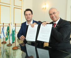 O governador Carlos Massa Ratinho Júnior e o embaixador de Israel no Brasil, Yossi Shelley, assinaram nesta quarta-feira (13) um protocolo de intenções nas áreas de ciência e tecnologia, segurança pública, agricultura, saúde, educação e reaproveitamento de água. Foto: Rodrigo Felix Leal/ANPr