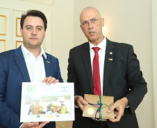 O governador Carlos Massa Ratinho Júnior e o embaixador de Israel no Brasil, Yossi Shelley, assinaram nesta quarta-feira (13) um protocolo de intenções nas áreas de ciência e tecnologia, segurança pública, agricultura, saúde, educação e reaproveitamento de água. Foto: Rodrigo Felix Leal/ANPr