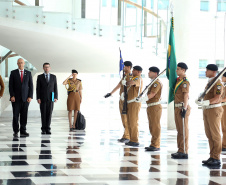 O governador Carlos Massa Ratinho Júnior e o embaixador de Israel no Brasil, Yossi Shelley, assinaram nesta quarta-feira (13) um protocolo de intenções nas áreas de ciência e tecnologia, segurança pública, agricultura, saúde, educação e reaproveitamento de água. O governador recebeu o embaixador no Palácio Iguaçu. Foto: Gilson Abreu/ANPr