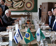 O governador Carlos Massa Ratinho Júnior e o embaixador de Israel no Brasil, Yossi Shelley, assinaram nesta quarta-feira (13) um protocolo de intenções nas áreas de ciência e tecnologia, segurança pública, agricultura, saúde, educação e reaproveitamento de água. O governador recebeu o embaixador no Palácio Iguaçu. Foto: Gilson Abreu/ANPr