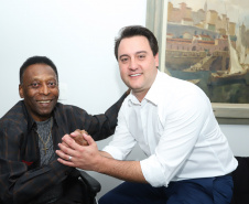 O governador Carlos Massa Ratinho Junior recebeu nesta quarta-feira (13), no Palácio Iguaçu, o campeão mundial de futebol Pelé. No evento, que contou com a presença de estudantes, atletas e ex-atletas, foram lançados a campanha Imposto Amigo do Esporte, do Governo do Estado, e o programa Esportivo Lúdico Educacional, de iniciativa de Pelé.  -  Curitiba, 13/03/2019  -  Foto: Rodrigo Félix Leal/ANPr