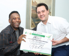 O governador Carlos Massa Ratinho Junior recebeu nesta quarta-feira (13), no Palácio Iguaçu, o campeão mundial de futebol Pelé. No evento, que contou com a presença de estudantes, atletas e ex-atletas, foram lançados a campanha Imposto Amigo do Esporte, do Governo do Estado, e o programa Esportivo Lúdico Educacional, de iniciativa de Pelé.  -  Curitiba, 13/03/2019  -  Foto: Rodrigo Félix Leal/ANPr