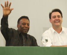 O governador Carlos Massa Ratinho Junior recebeu nesta quarta-feira (13), no Palácio Iguaçu, o campeão mundial de futebol Pelé. No evento, que contou com a presença de estudantes, atletas e ex-atletas, foram lançados a campanha Imposto Amigo do Esporte, do Governo do Estado, e o programa Esportivo Lúdico Educacional, de iniciativa de Pelé.  -  Curitiba, 13/03/2019  -  Foto: Rodrigo Félix Leal/ANPr
