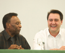 O governador Carlos Massa Ratinho Junior recebeu nesta quarta-feira (13), no Palácio Iguaçu, o campeão mundial de futebol Pelé. No evento, que contou com a presença de estudantes, atletas e ex-atletas, foram lançados a campanha Imposto Amigo do Esporte, do Governo do Estado, e o programa Esportivo Lúdico Educacional, de iniciativa de Pelé.  -  Curitiba, 13/03/2019  -  Foto: Rodrigo Félix Leal/ANPr