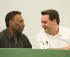 O governador Carlos Massa Ratinho Junior recebeu nesta quarta-feira (13), no Palácio Iguaçu, o campeão mundial de futebol Pelé. No evento, que contou com a presença de estudantes, atletas e ex-atletas, foram lançados a campanha Imposto Amigo do Esporte, do Governo do Estado, e o programa Esportivo Lúdico Educacional, de iniciativa de Pelé.  -  Curitiba, 13/03/2019  -  Foto: Rodrigo Félix Leal/ANPr