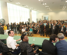 O governador Carlos Massa Ratinho Junior recebeu nesta quarta-feira (13), no Palácio Iguaçu, o campeão mundial de futebol Pelé. No evento, que contou com a presença de estudantes, atletas e ex-atletas, foram lançados a campanha Imposto Amigo do Esporte, do Governo do Estado, e o programa Esportivo Lúdico Educacional, de iniciativa de Pelé.  -  Curitiba, 13/03/2019  -  Foto: Rodrigo Félix Leal/ANPr