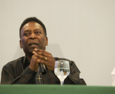 O governador Carlos Massa Ratinho Junior recebeu nesta quarta-feira (13), no Palácio Iguaçu, o campeão mundial de futebol Pelé. No evento, que contou com a presença de estudantes, atletas e ex-atletas, foram lançados a campanha Imposto Amigo do Esporte, do Governo do Estado, e o programa Esportivo Lúdico Educacional, de iniciativa de Pelé.  -  Curitiba, 13/03/2019  -  Foto: Rodrigo Félix Leal/ANPr