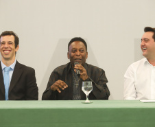 O governador Carlos Massa Ratinho Junior recebeu nesta quarta-feira (13), no Palácio Iguaçu, o campeão mundial de futebol Pelé. No evento, que contou com a presença de estudantes, atletas e ex-atletas, foram lançados a campanha Imposto Amigo do Esporte, do Governo do Estado, e o programa Esportivo Lúdico Educacional, de iniciativa de Pelé.  -  Curitiba, 13/03/2019  -  Foto: Rodrigo Félix Leal/ANPr
